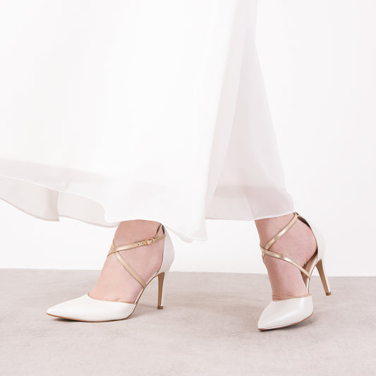 SAPATO DE NOIVA TIPO SCARPIN DE BICO FINO E SALTO ALTO FINO NA COR BRANCA PEROLIZADA COM TIRAS TRANÇADAS NA COR CHAMPAGNE
