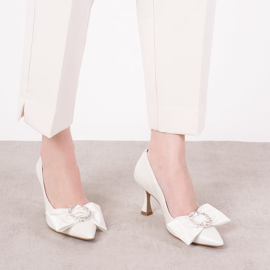 CLIP PARA SAPATO DE NOIVA EM TAFETÁ PEROLIZADO COM BOTÃO DE CRISTAIS