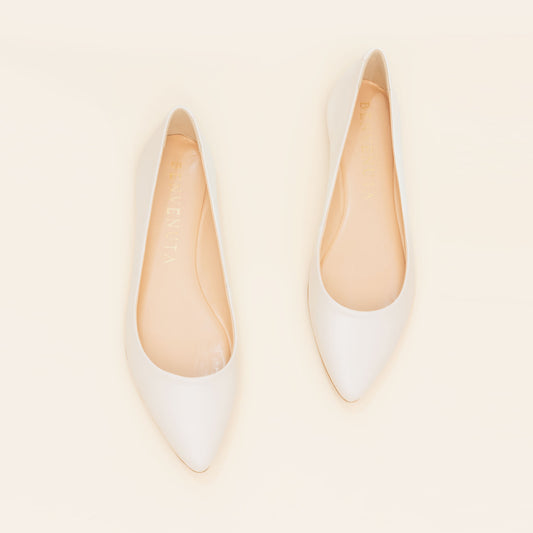 SAPATO DE NOIVA TIPO SAPATILHA DE NOIVA COM BICO FINO NA COR BRANCO PEROLIZADO