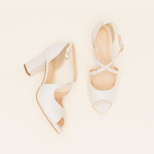 SAPATO DE NOIVA TIPO SANDÁLIA PEEPTOE COM PLATAFORMA COM SALTO BLOCO MÉDIO E TIRA TRANÇADAS NA COR BRANCO PEROLIZADO