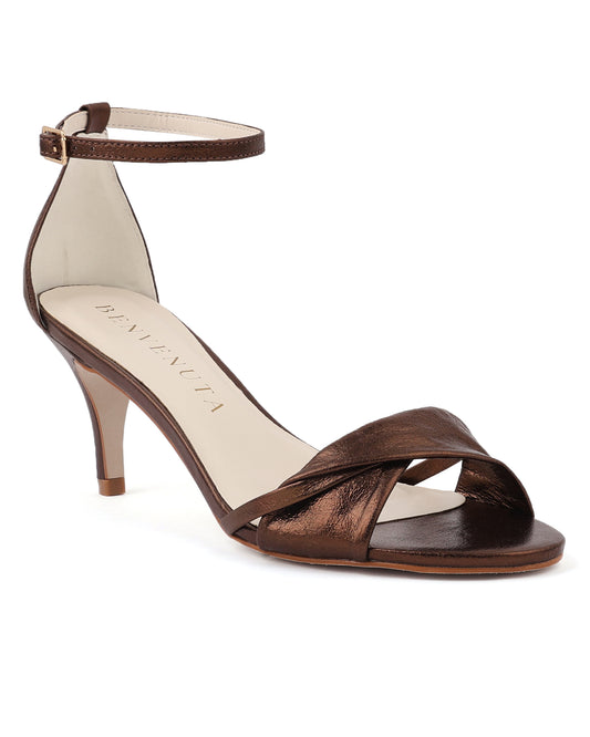 Sandália Vera 70 marrom metalizada em couro café, com salto fino e tira delicada. Sapato de festa moderno, confortável e sofisticado em tom marrom tendência.