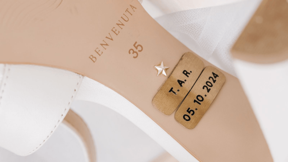 Detalhe do sapato da noiva Tamires Rodrigues com a plaquinha personalizada da Benvenuta