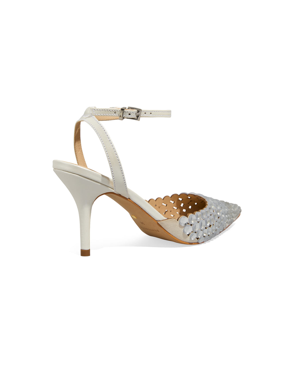 Detalhe do moderno salto fino do slingback de noiva AURA 85 Branca Perolada Benvenuta