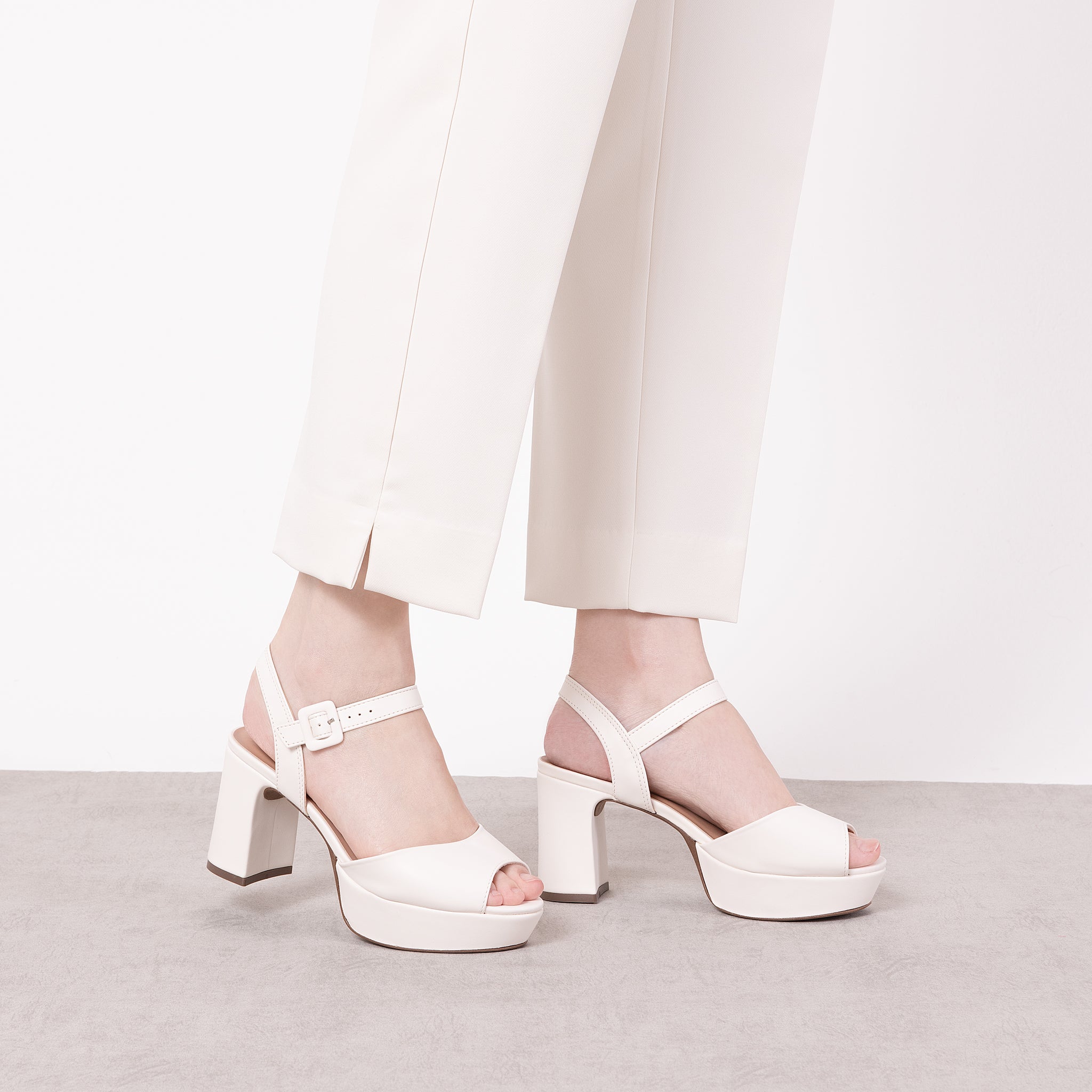 SANDÁLIA PLATAFORMA DE UMA TIRA COM SALTO BLOCO ALTO NA COR NEW WHITE