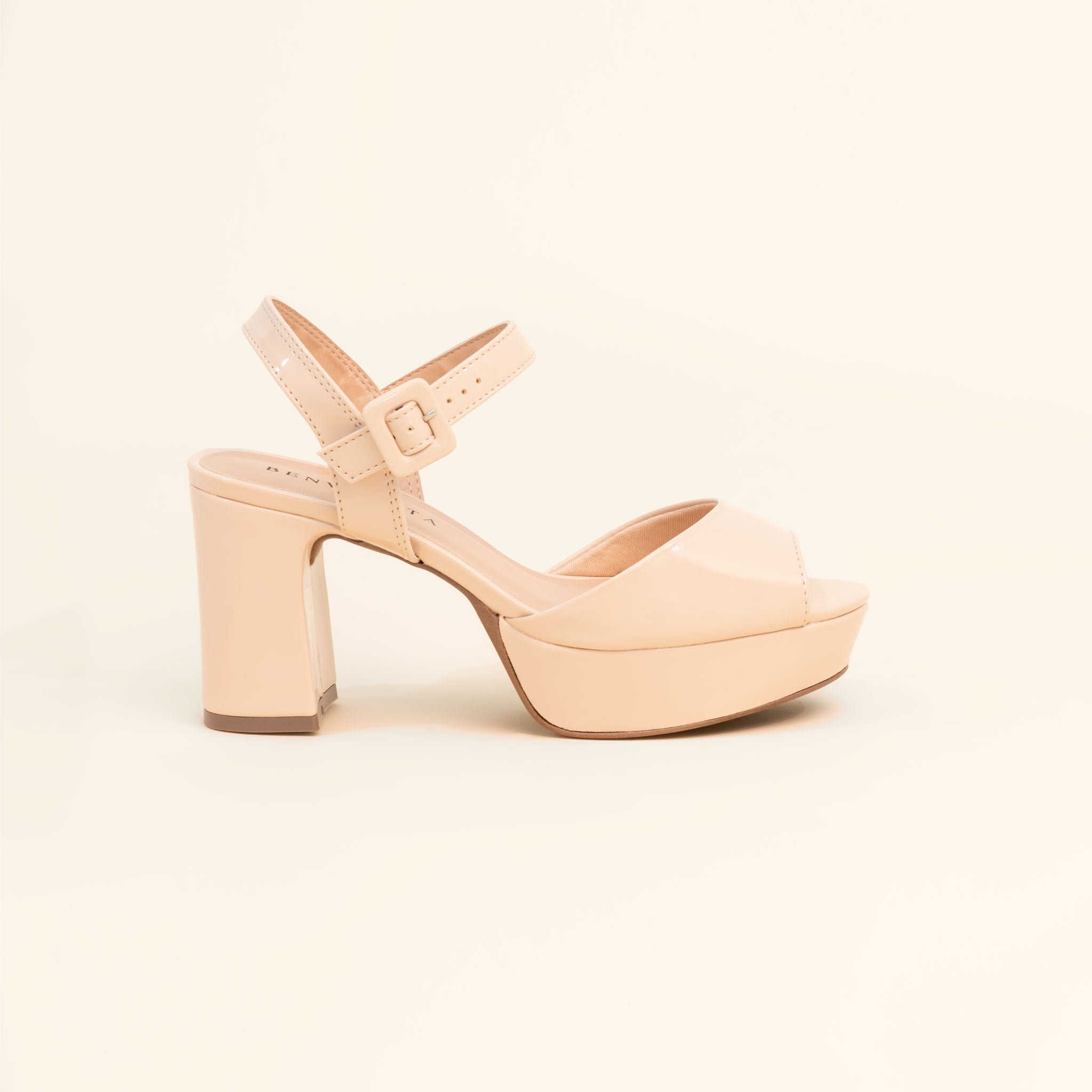 SANDÁLIA PLATAFORMA DE UMA TIRA COM SALTO BLOCO ALTO NA COR CREME EM VERNIZ