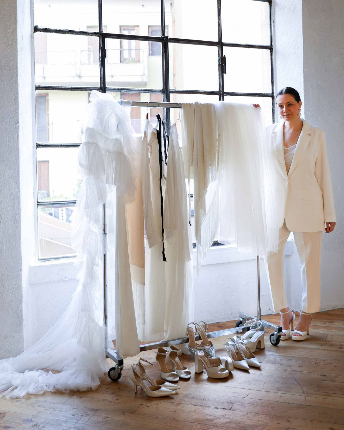 Foto da Tati Benvenuto, diretora criativa da Benvenuta com os modelos de saptos de noiva da coleção Bridal, Reframed