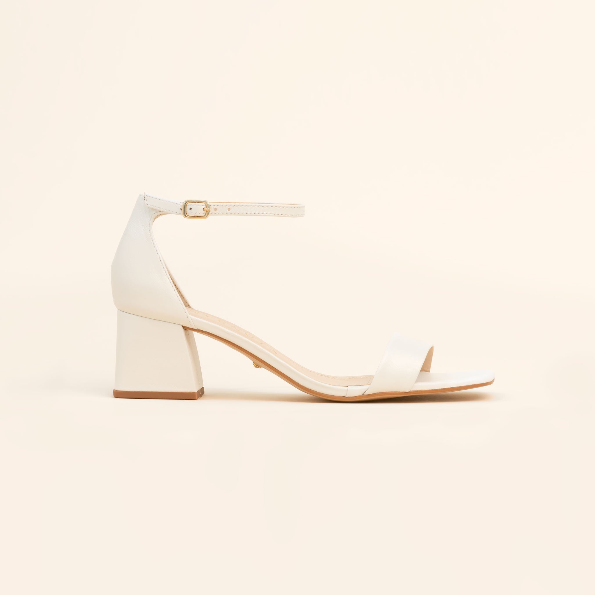 SANDÁLIA DE NOIVA DE UMA TIRA COM SALTO BLOCO BAIXO NA COR BRANCA PEROLIZADA