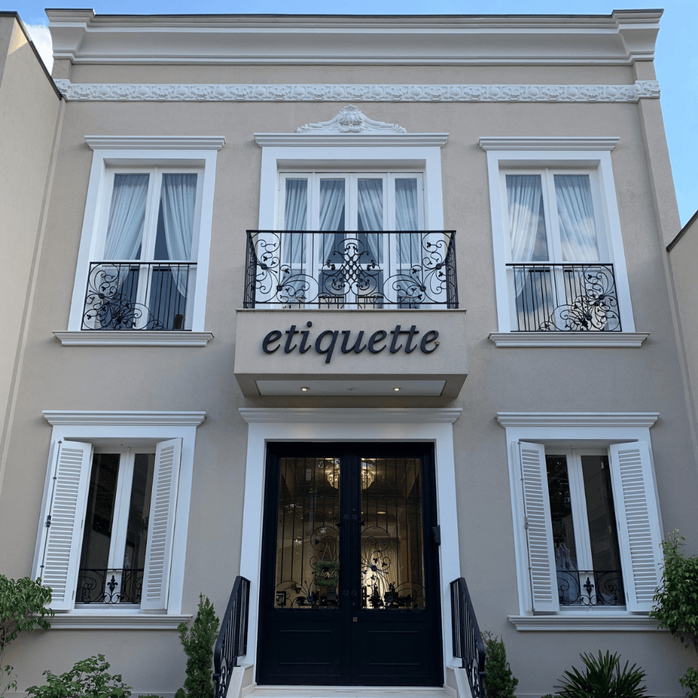 Foto da fachada da boutique Etiquette.