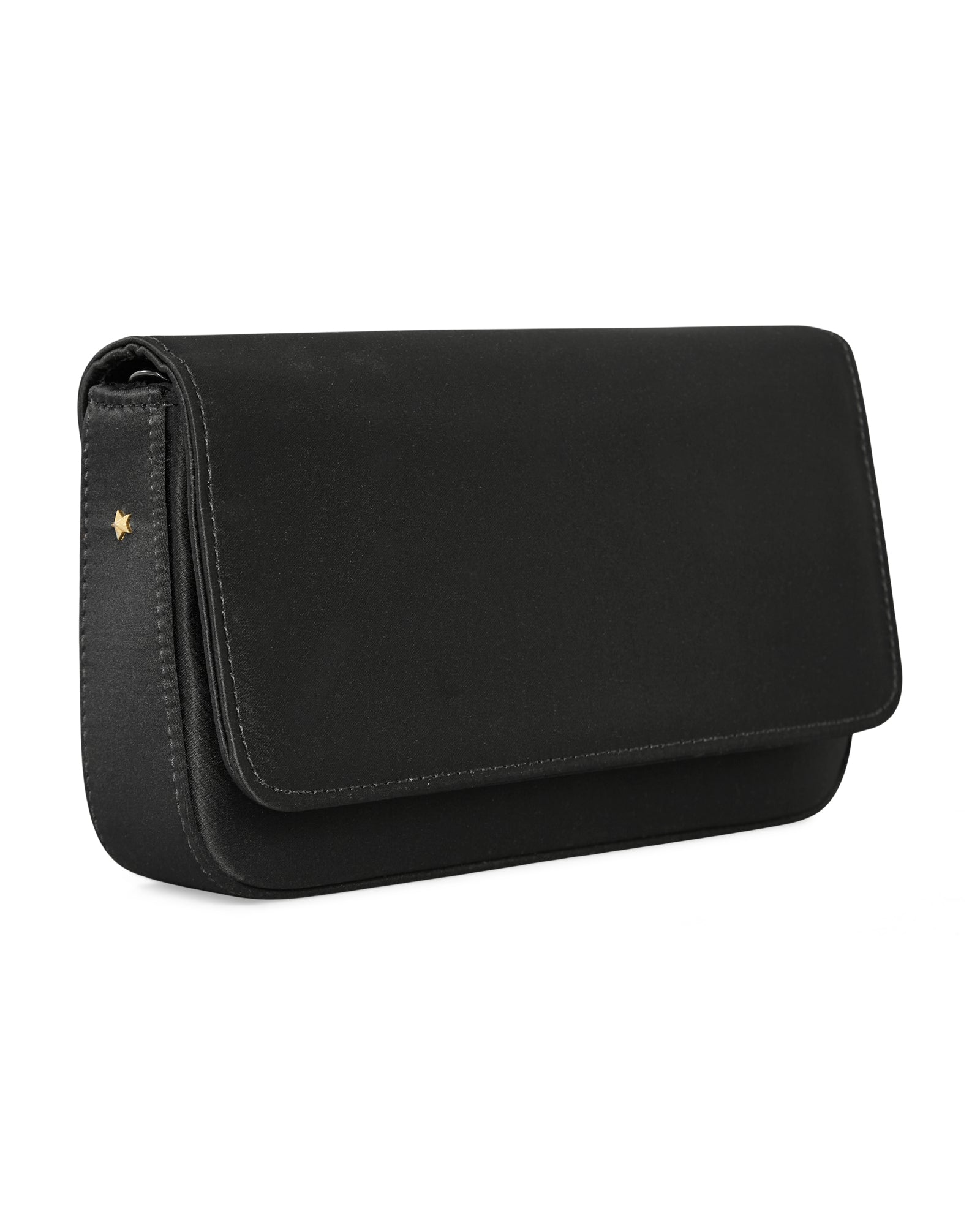 Clutch Lia em cetim preto em vista lateral com detalhe para a estrelinha Benvenuta
