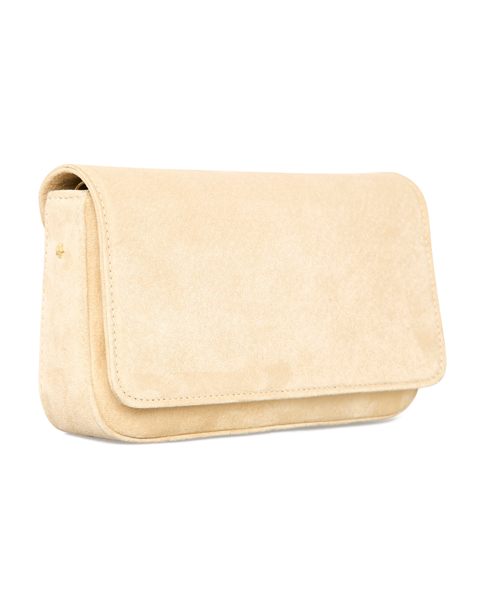 Clutch Lia em chamois bege em vista lateral com detalhe para a estrelinha Benvenuta