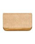 Clutch Lia em chamois camel com acabamento bronze metalizado Benvenuta