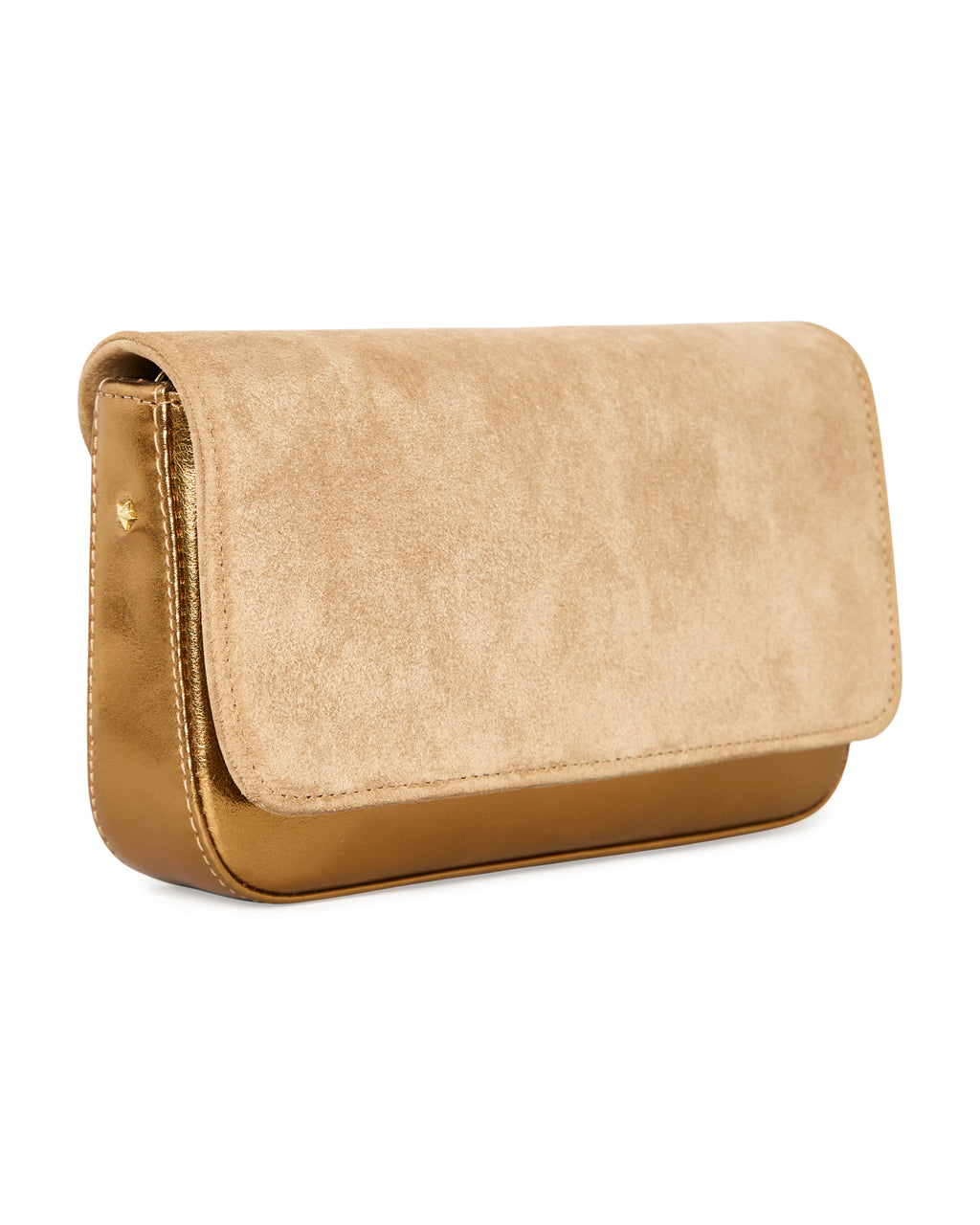 Clutch Lia em chamois camel com acabamento bronze metalizado em vista lateral com detalhe para a estrelinha Benvenuta