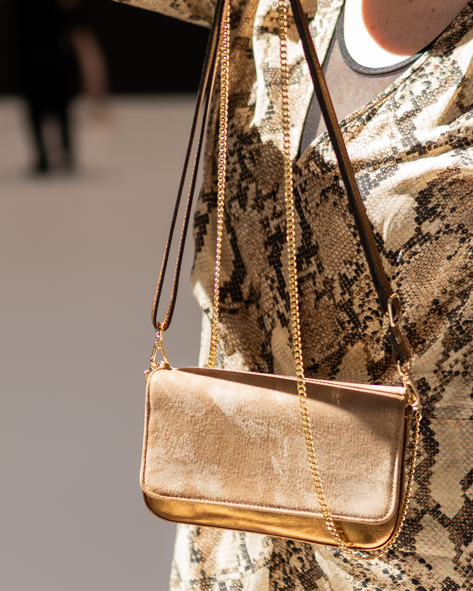 Tati, diretora de estilo da Benvenuta, usando carteira LIA em chamois camel e metalizado bronze