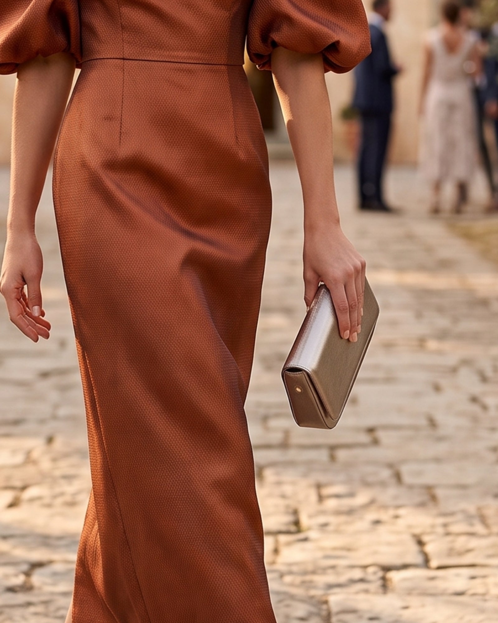 Madrinha usando a carteira de festa clutch LIA prata velho metalizado da Benvenuta