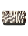 Clutch Lia com tampa em couro zebra com estrutura em couro preto