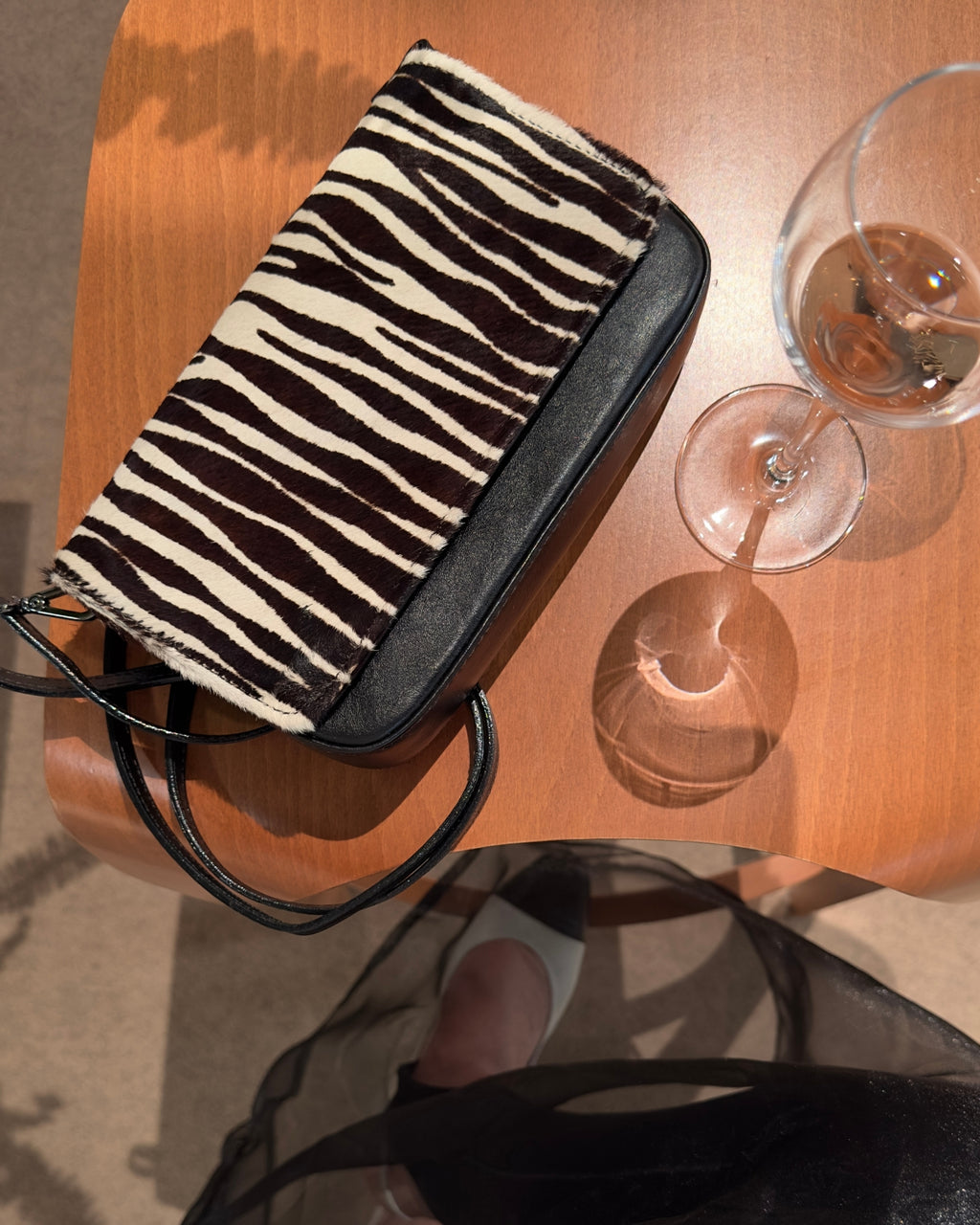 Modelo usando a clutch LIA animal print Zebra da Benvenuta