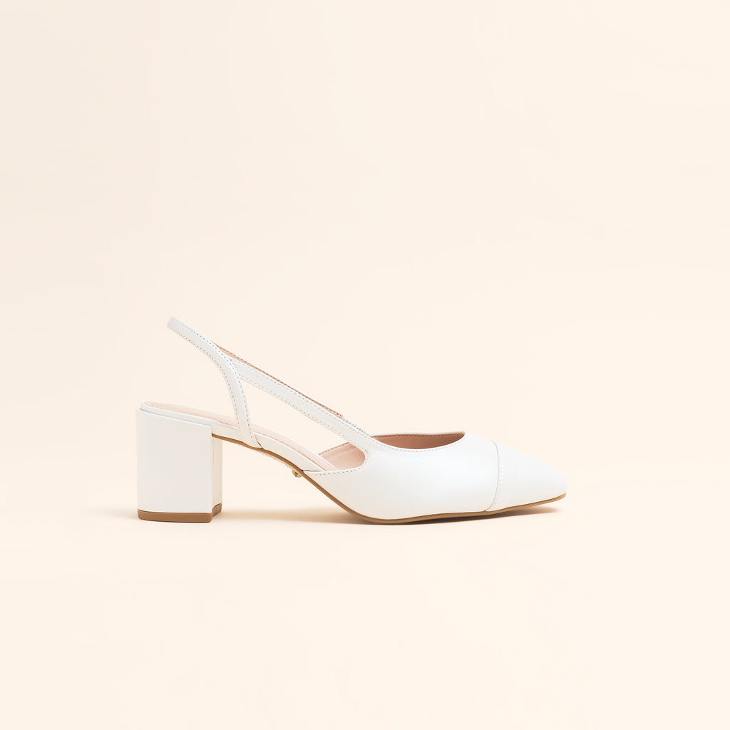 SAPATO DE NOIVA TIPO SLINGBACK CHANEL COM BICO REDONDO E SALTO BLOCO MÉDIO NA COR BRANCA PEROLIZADA