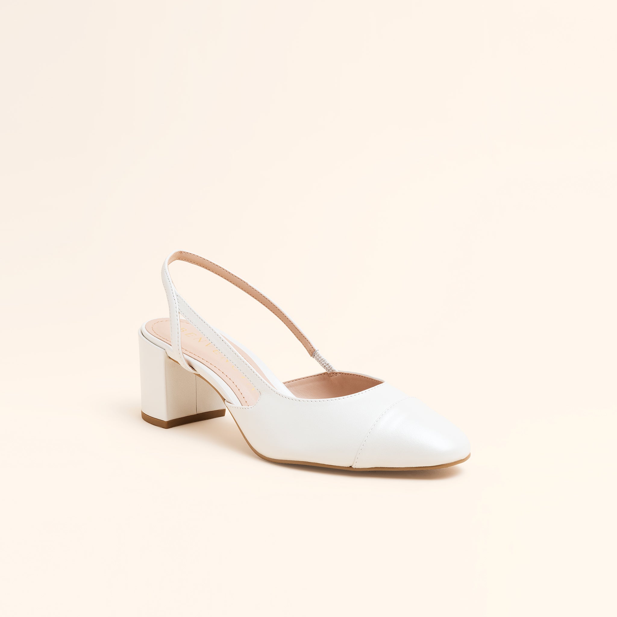SAPATO DE NOIVA TIPO SLINGBACK CHANEL COM BICO REDONDO E SALTO BLOCO MÉDIO NA COR BRANCA PEROLIZADA