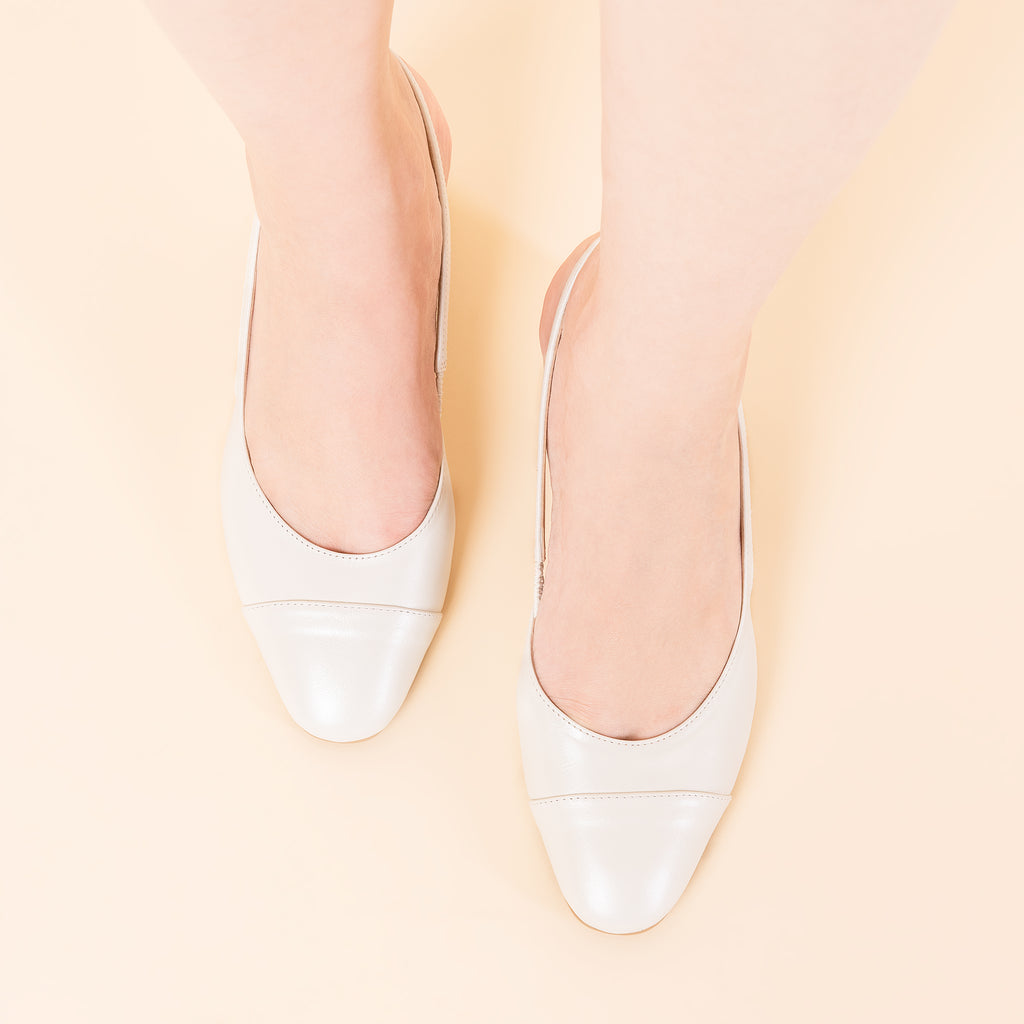 SAPATO DE NOIVA TIPO SLINGBACK CHANEL COM BICO REDONDO E SALTO BLOCO MÉDIO NA COR BRANCA PEROLIZADA