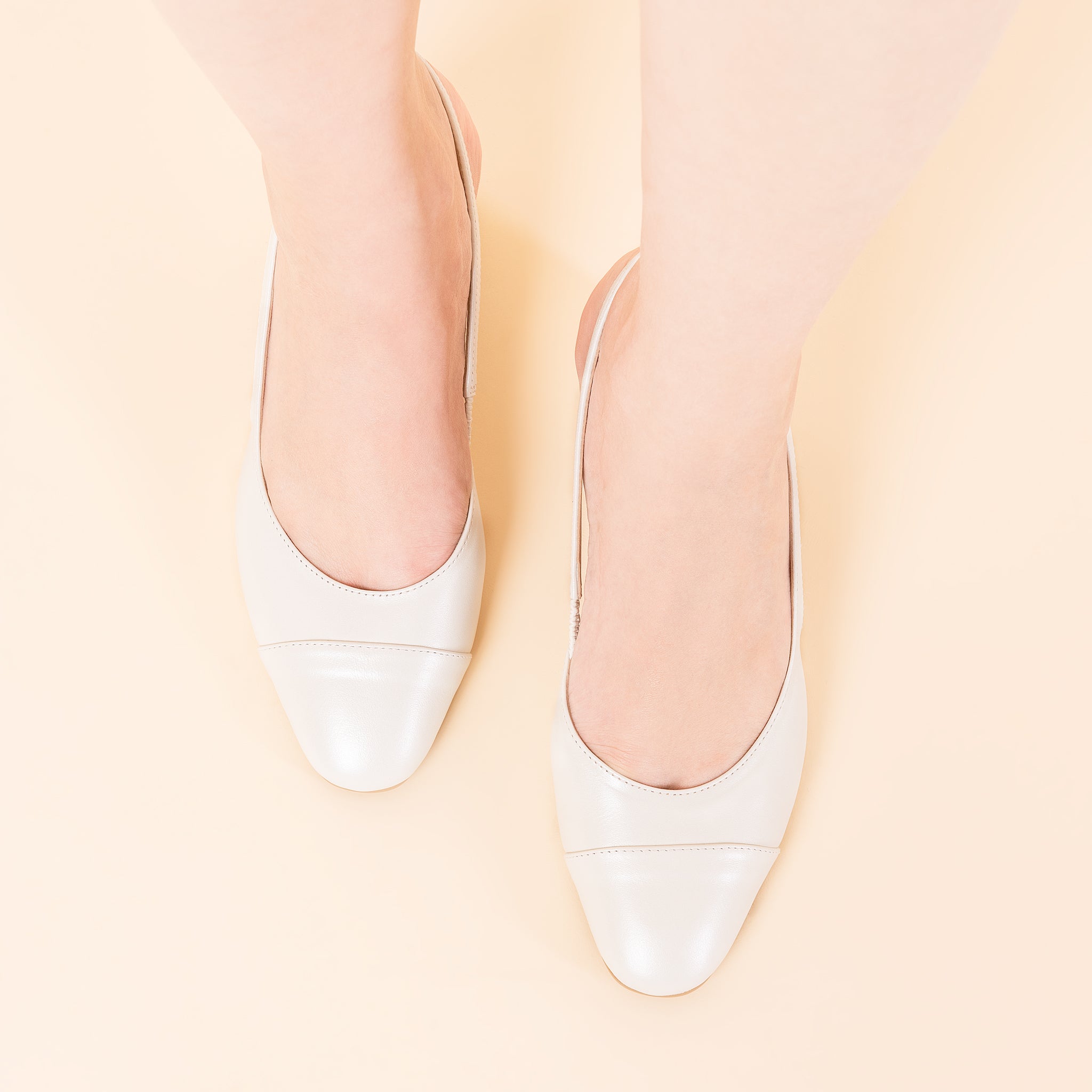 SAPATO DE NOIVA TIPO SLINGBACK CHANEL COM BICO REDONDO E SALTO BLOCO MÉDIO NA COR BRANCA PEROLIZADA