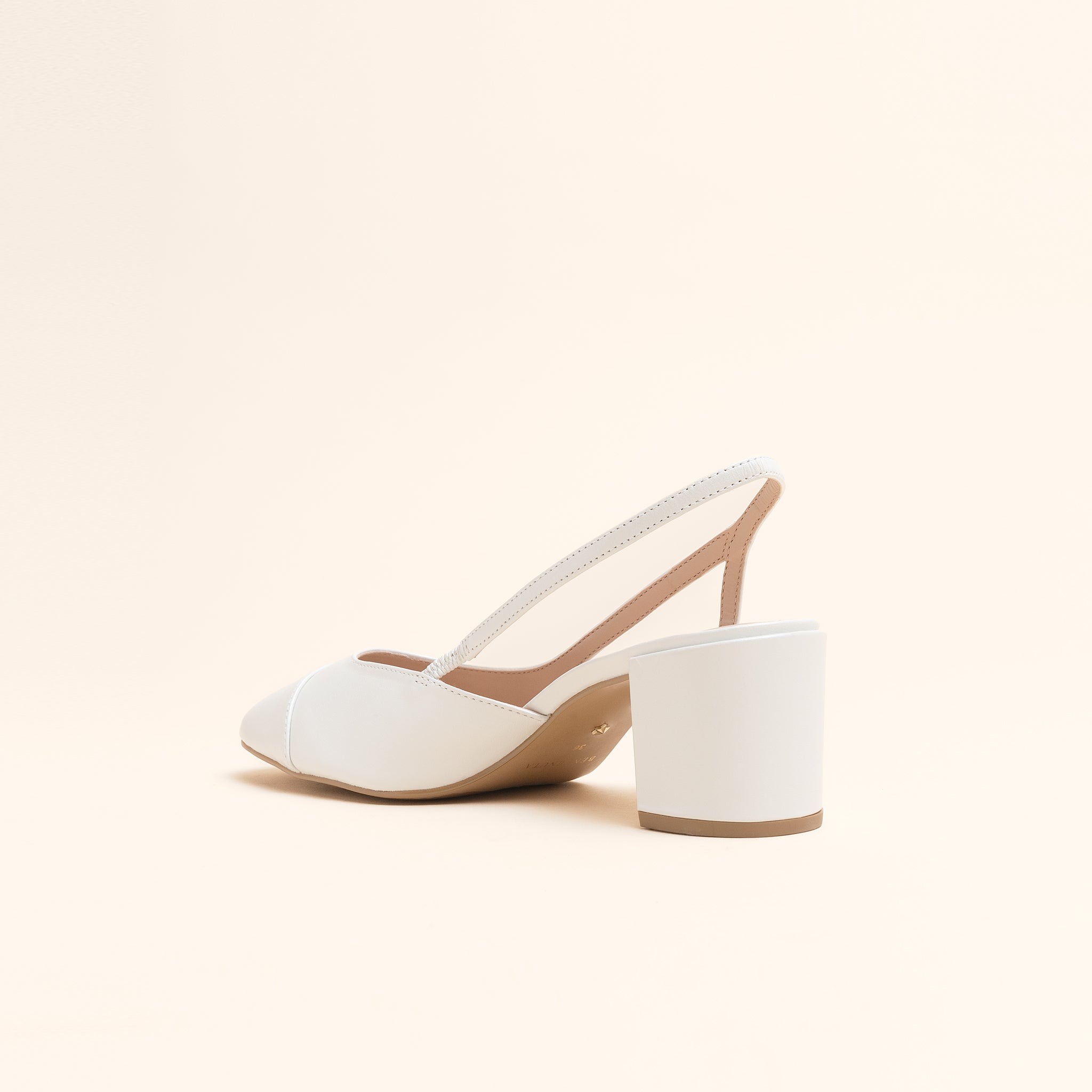 SAPATO DE NOIVA TIPO SLINGBACK CHANEL COM BICO REDONDO E SALTO BLOCO MÉDIO NA COR BRANCA PEROLIZADA