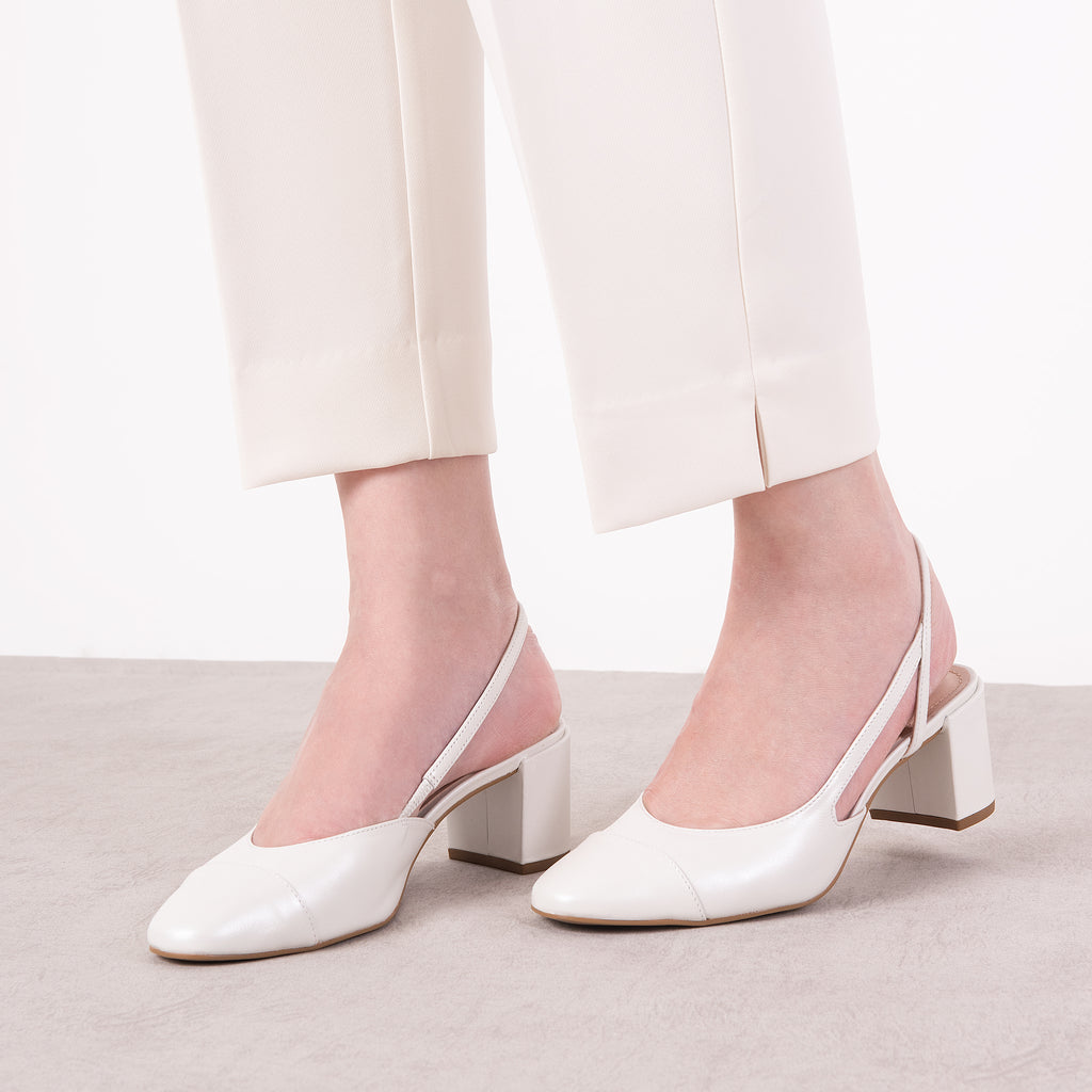 SAPATO DE NOIVA TIPO SLINGBACK CHANEL COM BICO REDONDO E SALTO BLOCO MÉDIO NA COR BRANCA PEROLIZADA