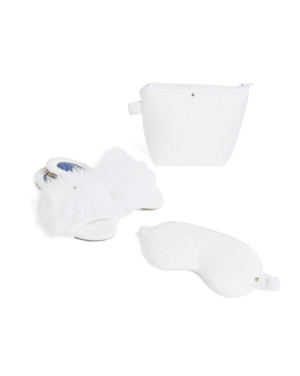 Kit composto por chinelinhos, máscara de olhos e necessaire da linha Serenità da Benvenuta na cor branca.