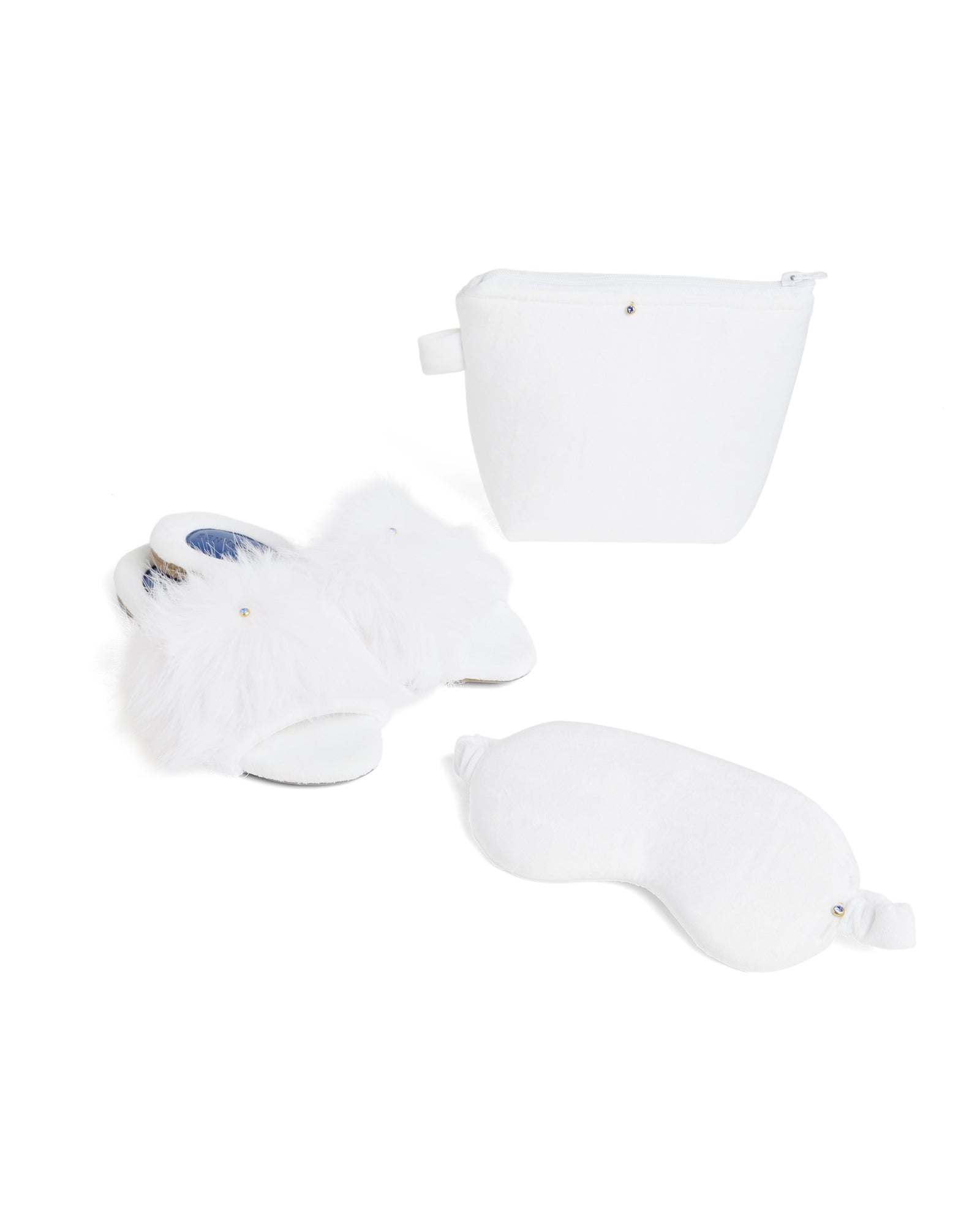 Kit composto por chinelinhos, máscara de olhos e necessaire da linha Serenità da Benvenuta na cor branca.