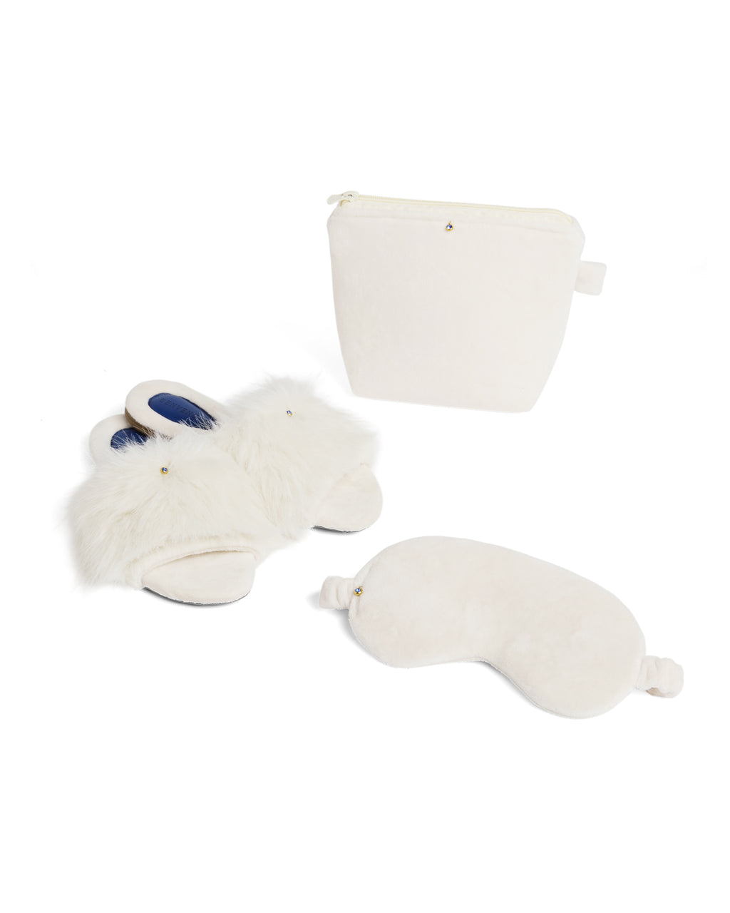 Kit composto por chinelinhos, máscara de olhos e necessaire da linha Serenità da Benvenuta na cor creme.