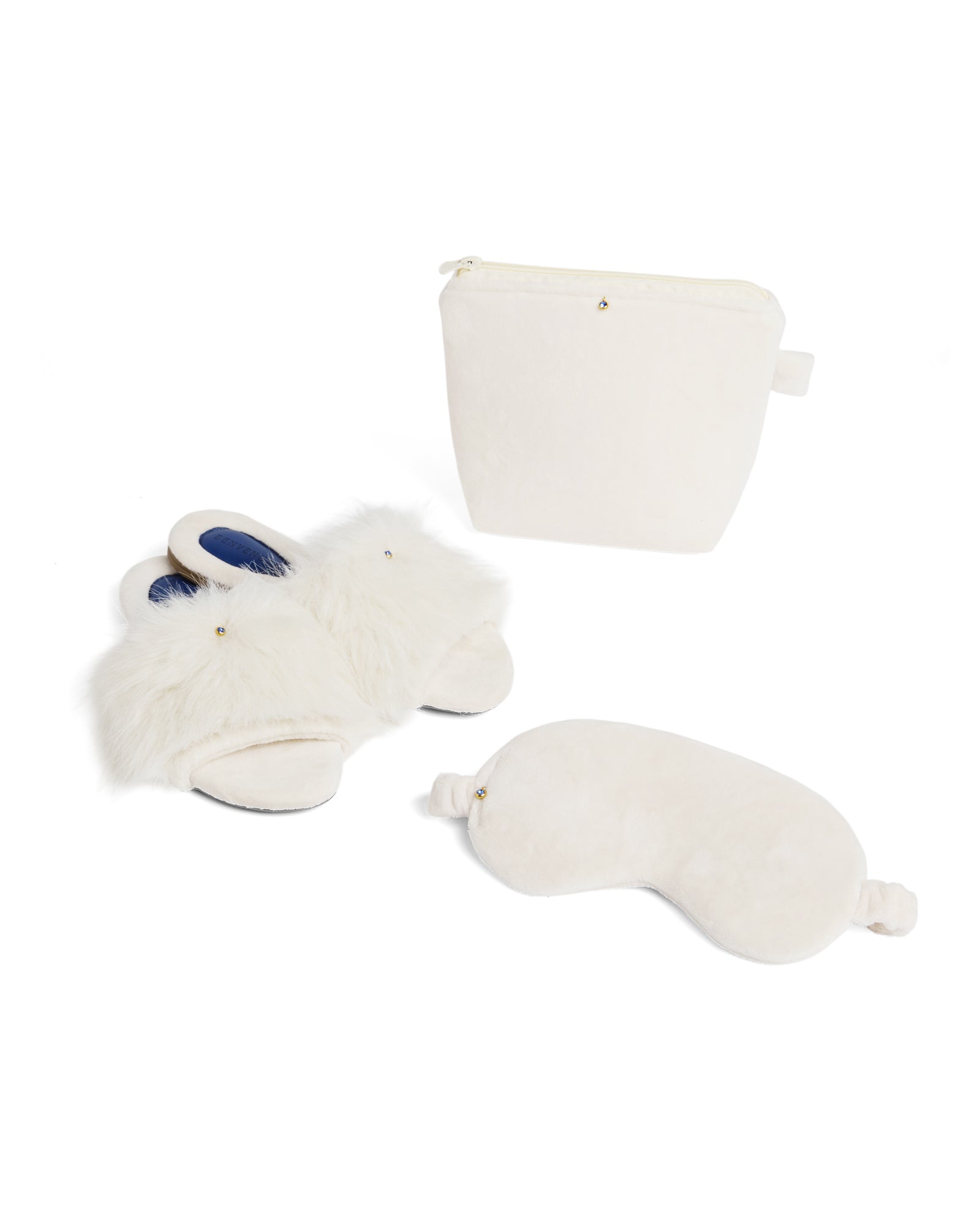 Kit composto por chinelinhos, máscara de olhos e necessaire da linha Serenità da Benvenuta na cor creme.