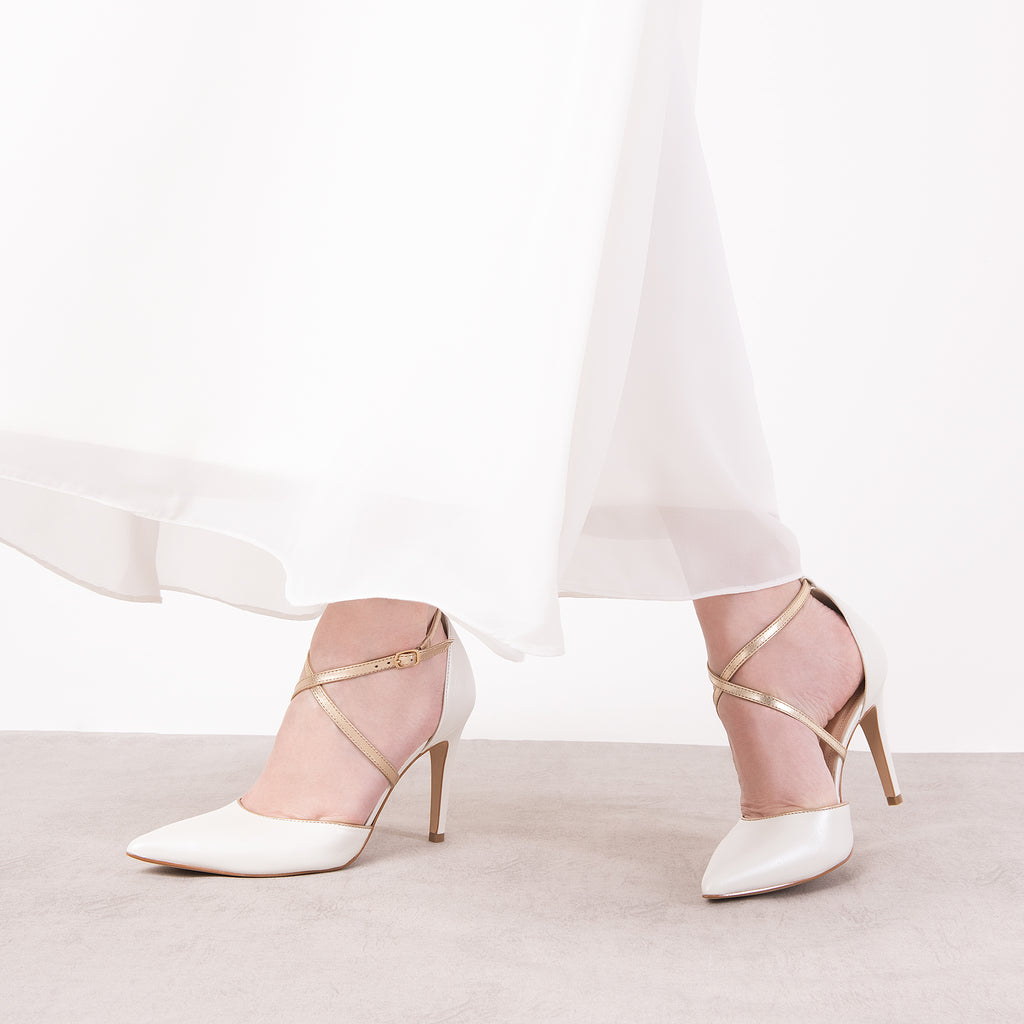 SAPATO DE NOIVA TIPO SCARPIN DE BICO FINO E SALTO ALTO FINO NA COR BRANCA PEROLIZADA COM TIRAS TRANÇADAS NA COR CHAMPAGNE