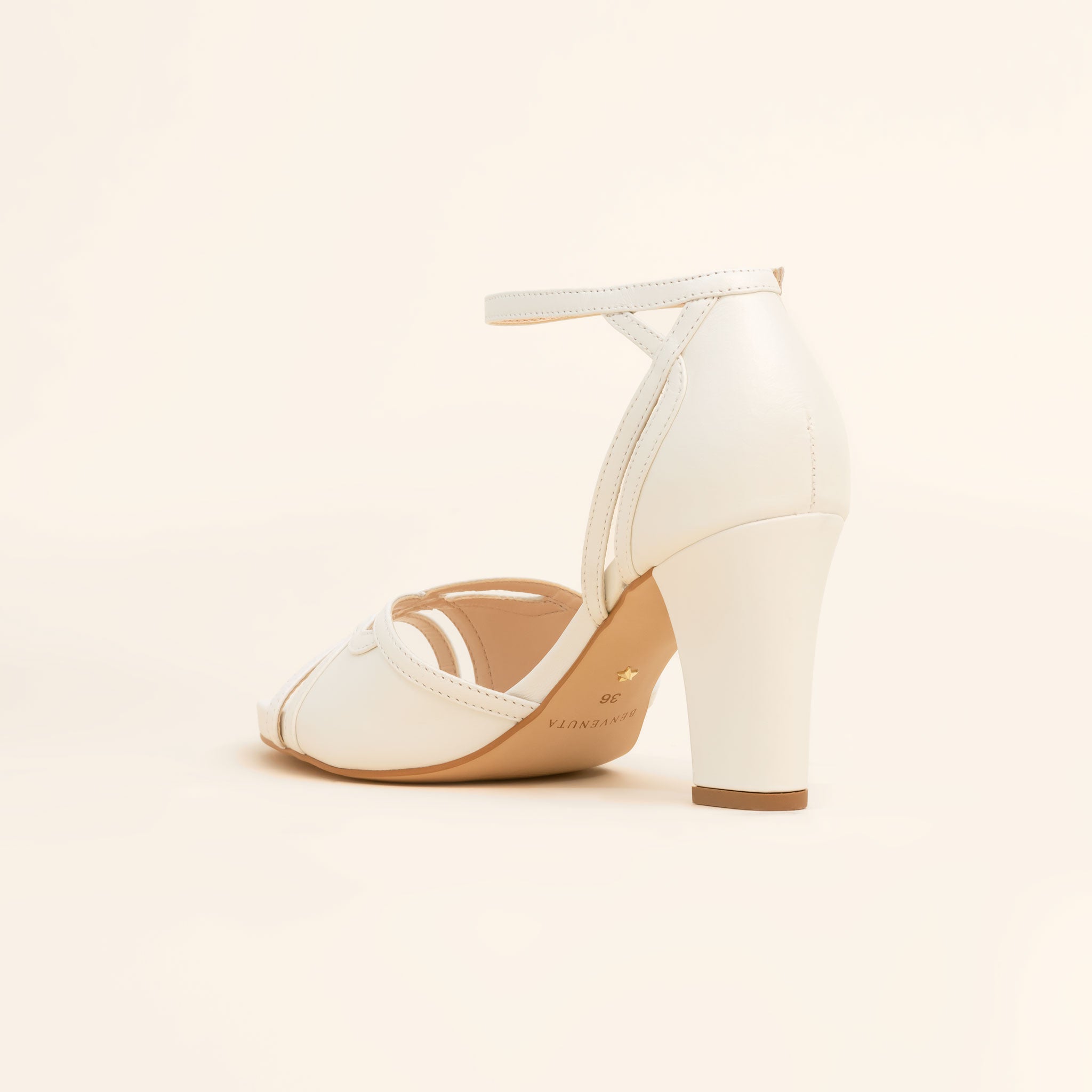 SAPATO DE NOIVA TIPO SANDÁLIA COM PLATAFORMA COM SALTO BLOCO MÉDIO NA COR BRANCO PEROLIZADO