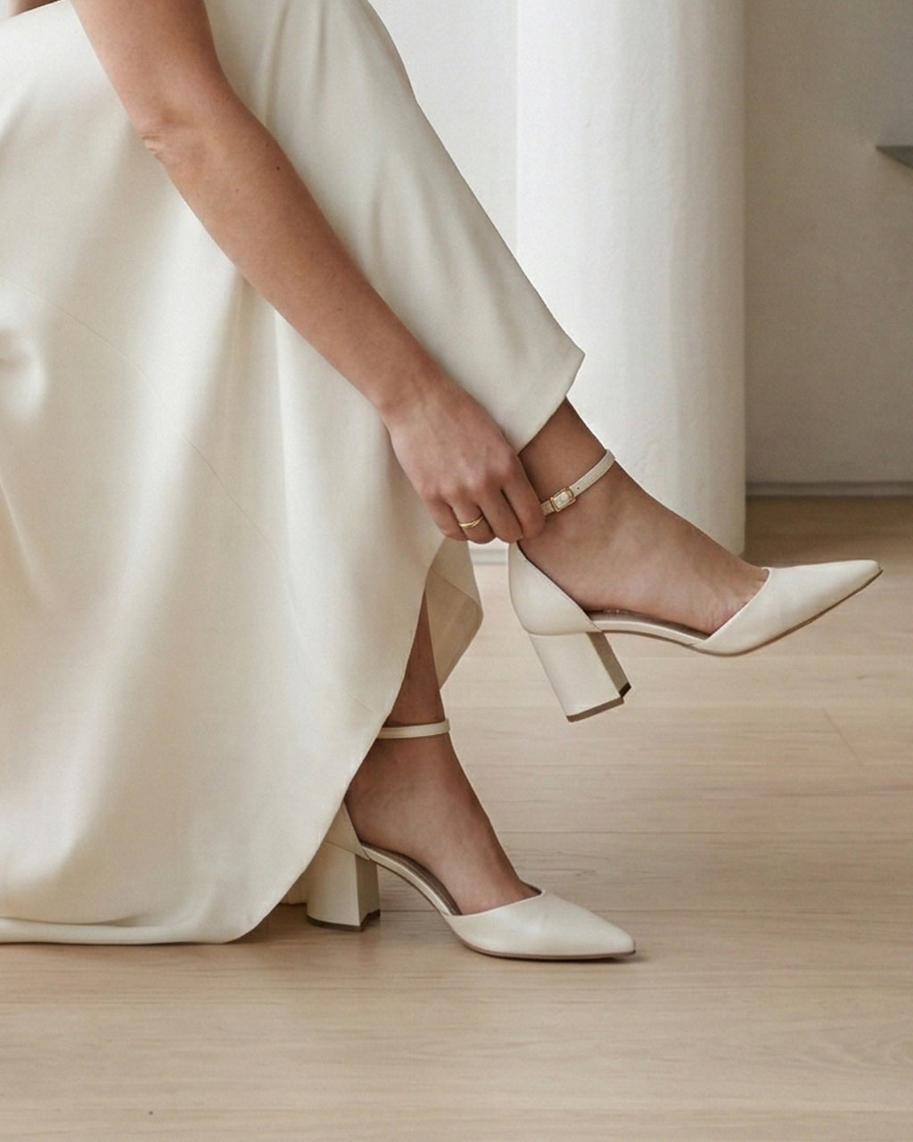 Modelo usando o scarpin d'orsay MIA 65 da Benvenuta