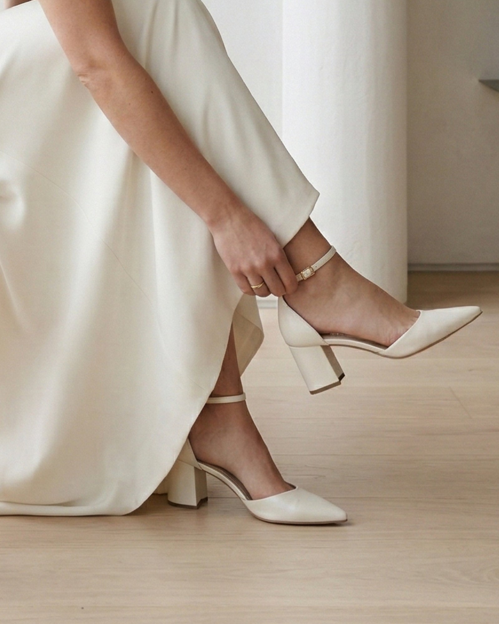 Modelo usando o scarpin d'orsay MIA 65 da Benvenuta