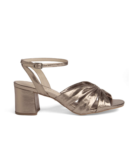 Sandália Nati 65 Prata Velho metalizada da Benvenuta com salto médio bloco.