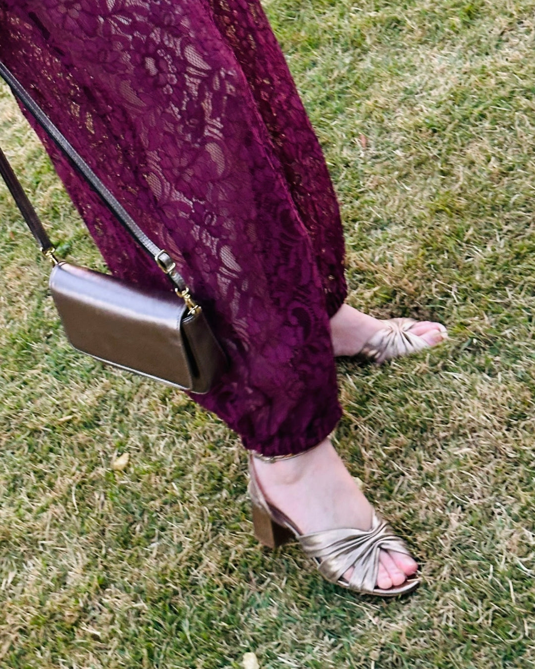Modelo usando a sandália Nati 100 prata velha e a clutch LIA prata velha metalizada da Benvenuta