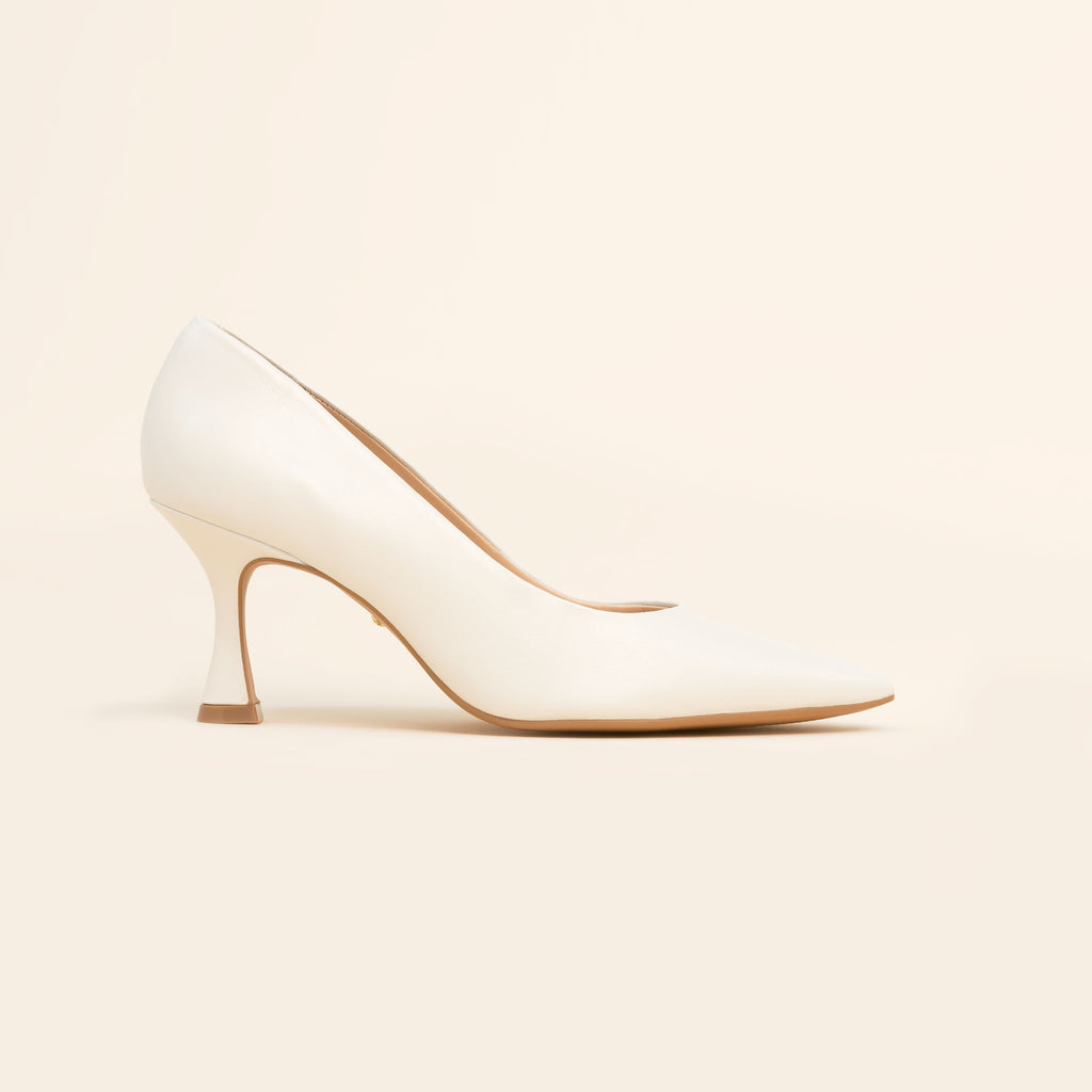 SAPATO DE NOIVA TIPO SCARPIN COM BICO FICO E SALTO AMPULHETA MÉDIO NA COR BRANCO PEROLIZADO