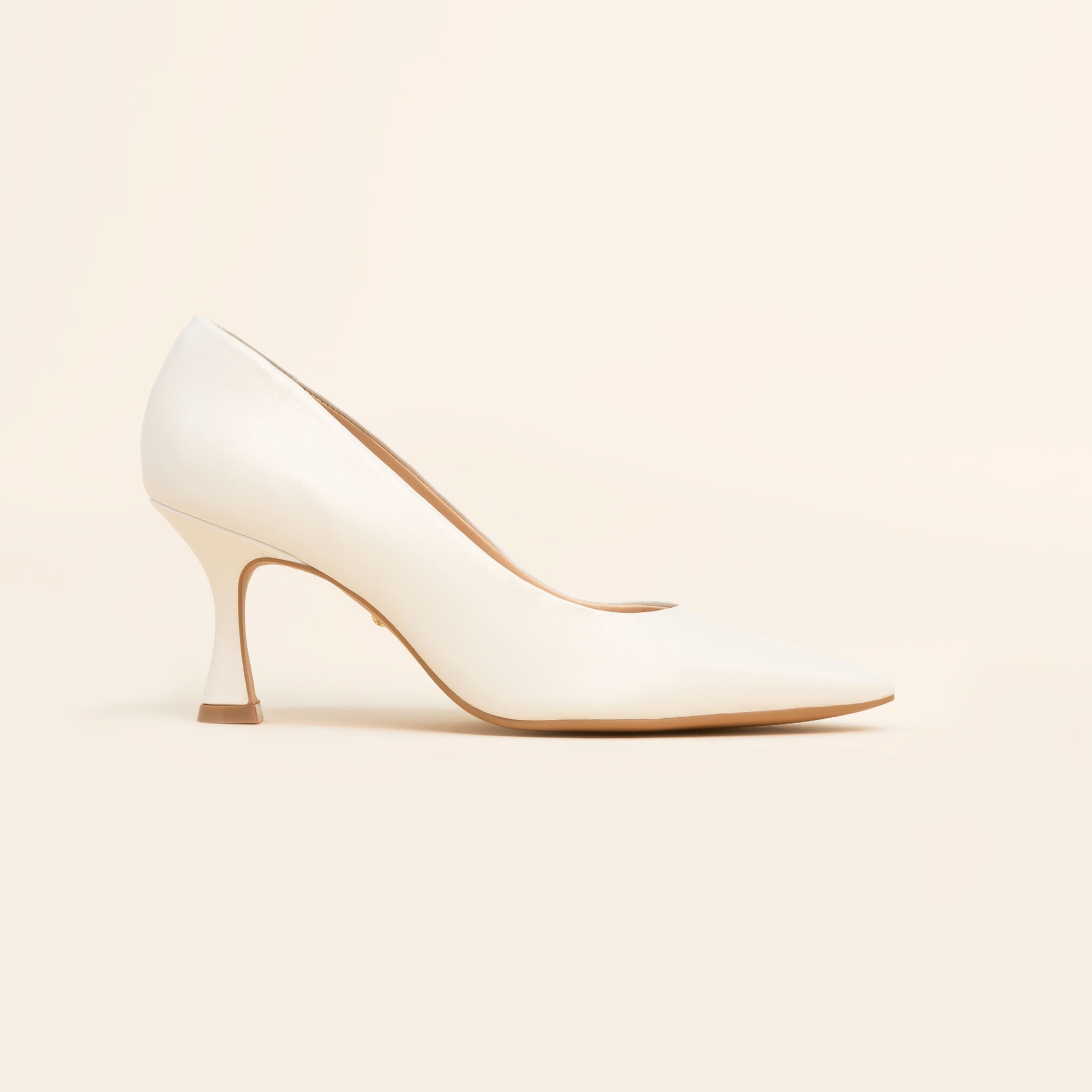 SAPATO DE NOIVA TIPO SCARPIN COM BICO FICO E SALTO AMPULHETA MÉDIO NA COR BRANCO PEROLIZADO