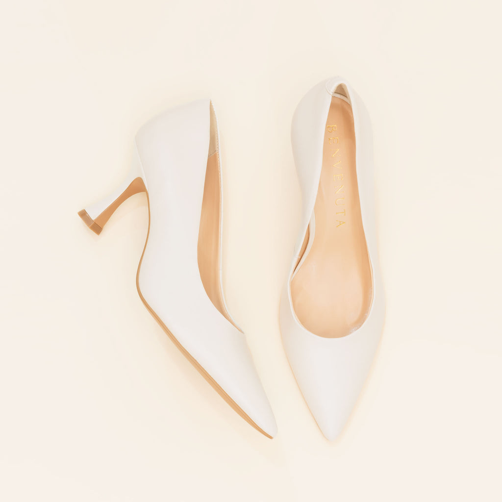 SAPATO DE NOIVA TIPO SCARPIN COM BICO FICO E SALTO AMPULHETA MÉDIO NA COR BRANCO PEROLIZADO