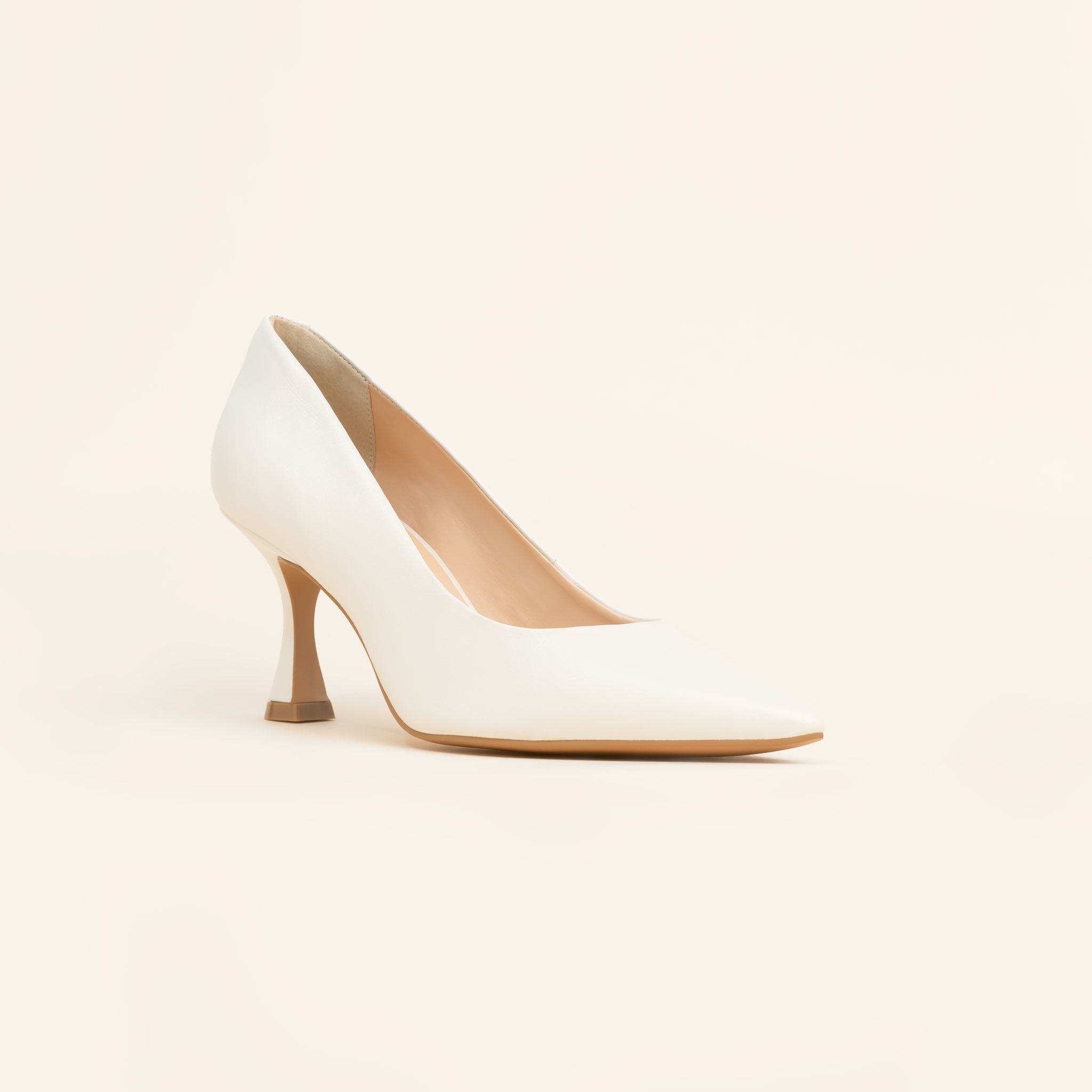 SAPATO DE NOIVA TIPO SCARPIN COM BICO FICO E SALTO AMPULHETA MÉDIO NA COR BRANCO PEROLIZADO