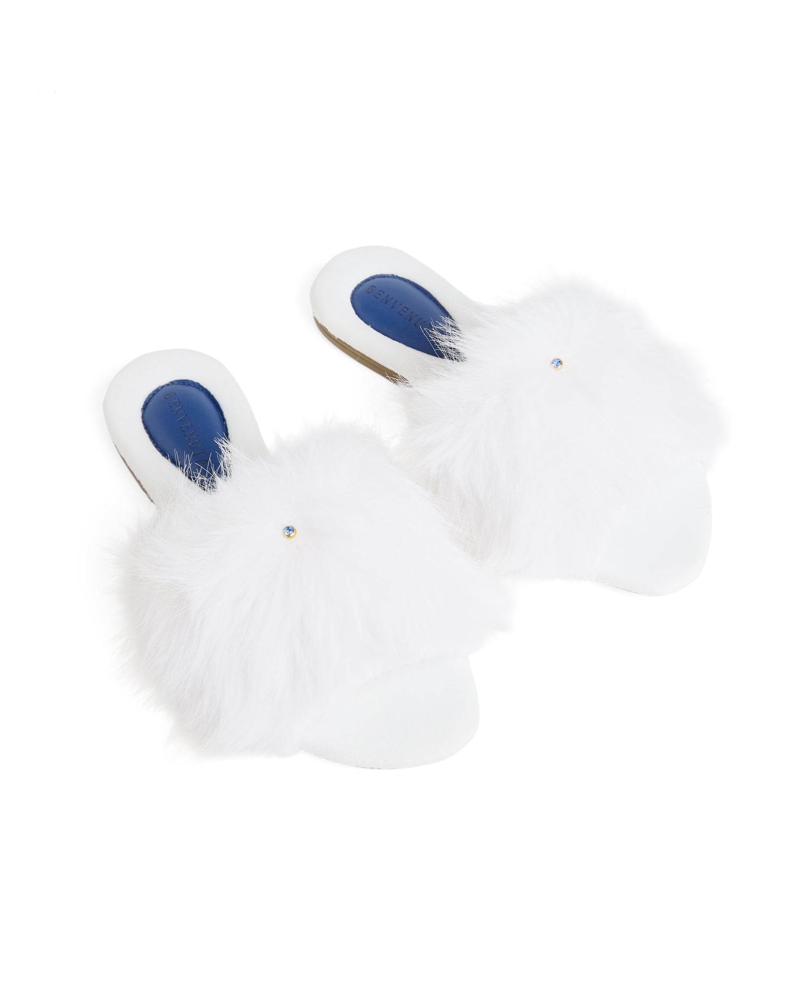 Chinelinho, slippers, em tecido plush aveludado com faixa de pelo sintético na cor branca e pingente de cristal azul da linha Serenitá da Benvenuta.