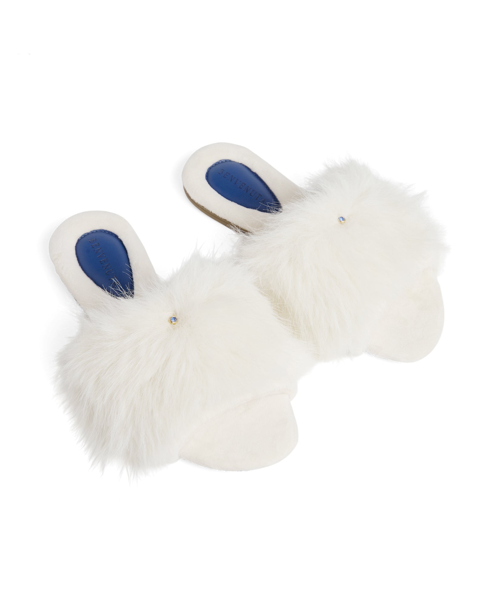Chinelinho, slippers, em tecido plush aveludado com faixa de pelo sintético na cor creme e pingente de cristal azul da linha Serenitá da Benvenuta.