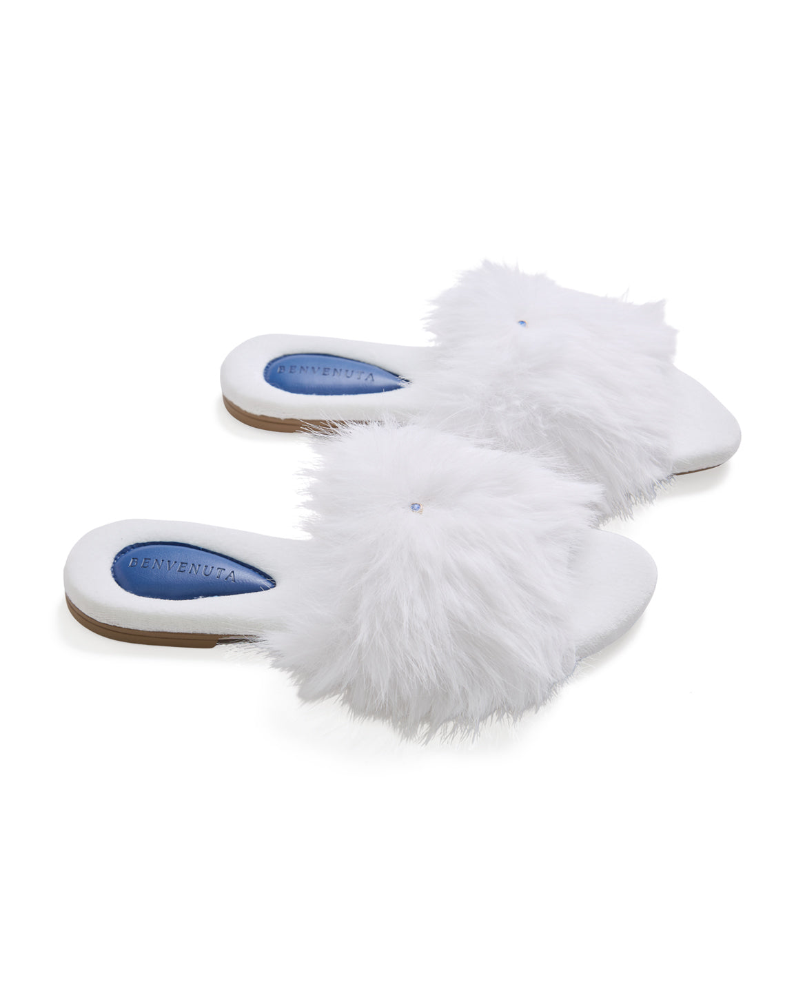Chinelinho, slippers, em tecido plush aveludado com faixa de pelo sintético na cor branca e pingente de cristal azul da linha Serenitá da Benvenuta.