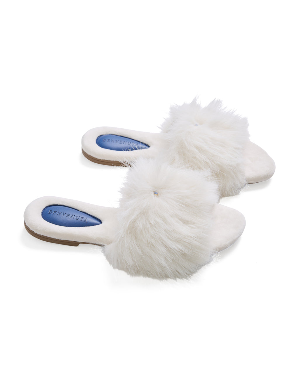 Chinelinho, slippers, em tecido plush aveludado com faixa de pelo sintético na cor creme e pingente de cristal azul da linha Serenitá da Benvenuta.