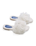 Chinelinho, slippers, em tecido plush aveludado com faixa de pelo sintético na cor creme e pingente de cristal azul da linha Serenitá da Benvenuta.