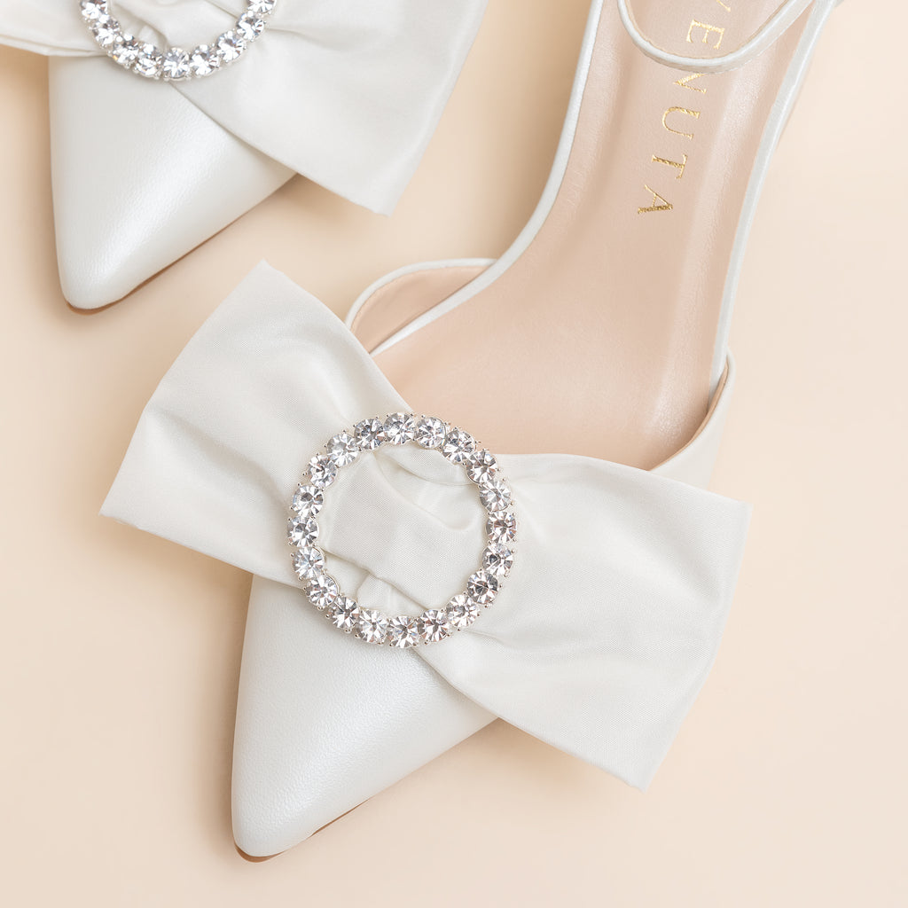 CLIP PARA SAPATO DE NOIVA EM TAFETÁ PEROLIZADO COM BOTÃO DE CRISTAIS