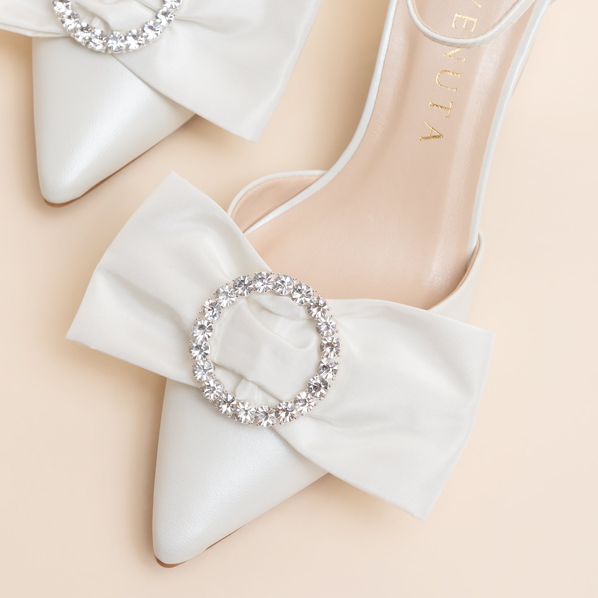 CLIP PARA SAPATO DE NOIVA EM TAFETÁ PEROLIZADO COM BOTÃO DE CRISTAIS