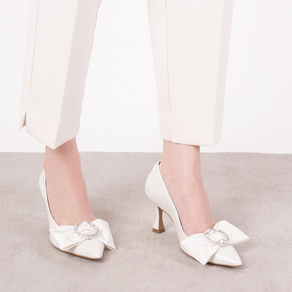 CLIP PARA SAPATO DE NOIVA EM TAFETÁ PEROLIZADO COM BOTÃO DE CRISTAIS