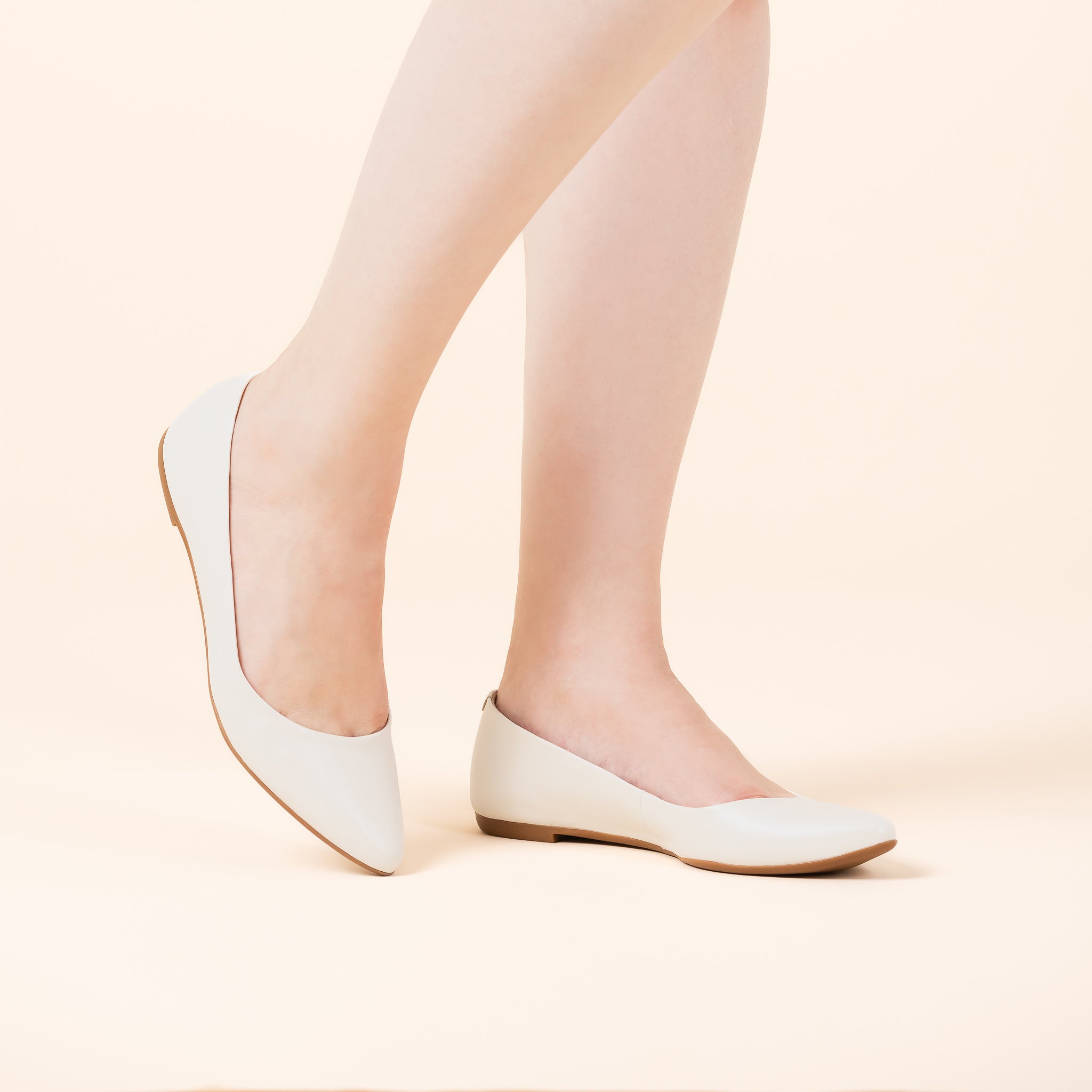 SAPATO DE NOIVA TIPO SAPATILHA DE NOIVA COM BICO FINO NA COR BRANCO PEROLIZADO