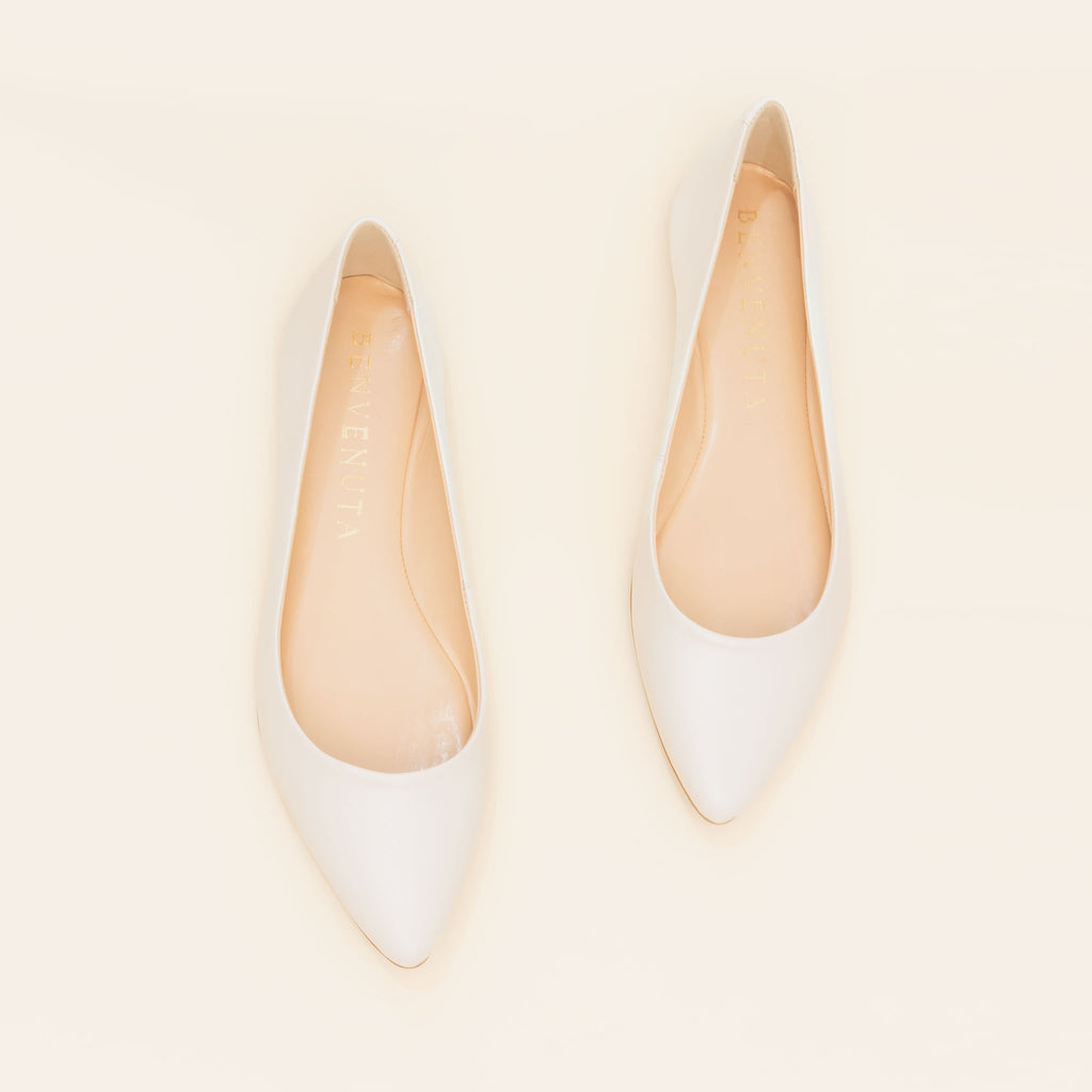 SAPATO DE NOIVA TIPO SAPATILHA DE NOIVA COM BICO FINO NA COR BRANCO PEROLIZADO